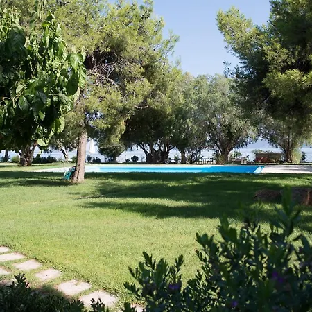 Ideal Stopover Beach House For Travellers & Families
